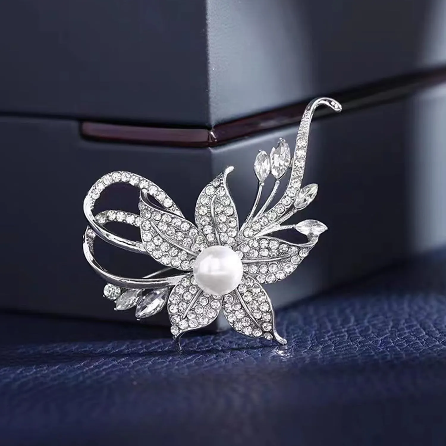Crystal Pearl Flower Brooches Pins Fashion Beautiful Created Rhinestone Floral Brooch Good Idea for Party Dance Wedding Banquet for Elegant Women Girl