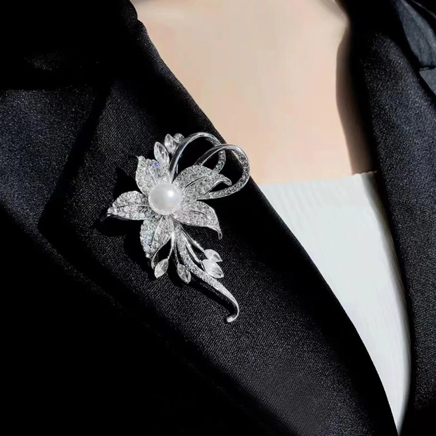 Crystal Pearl Flower Brooches Pins Fashion Beautiful Created Rhinestone Floral Brooch Good Idea for Party Dance Wedding Banquet for Elegant Women Girl