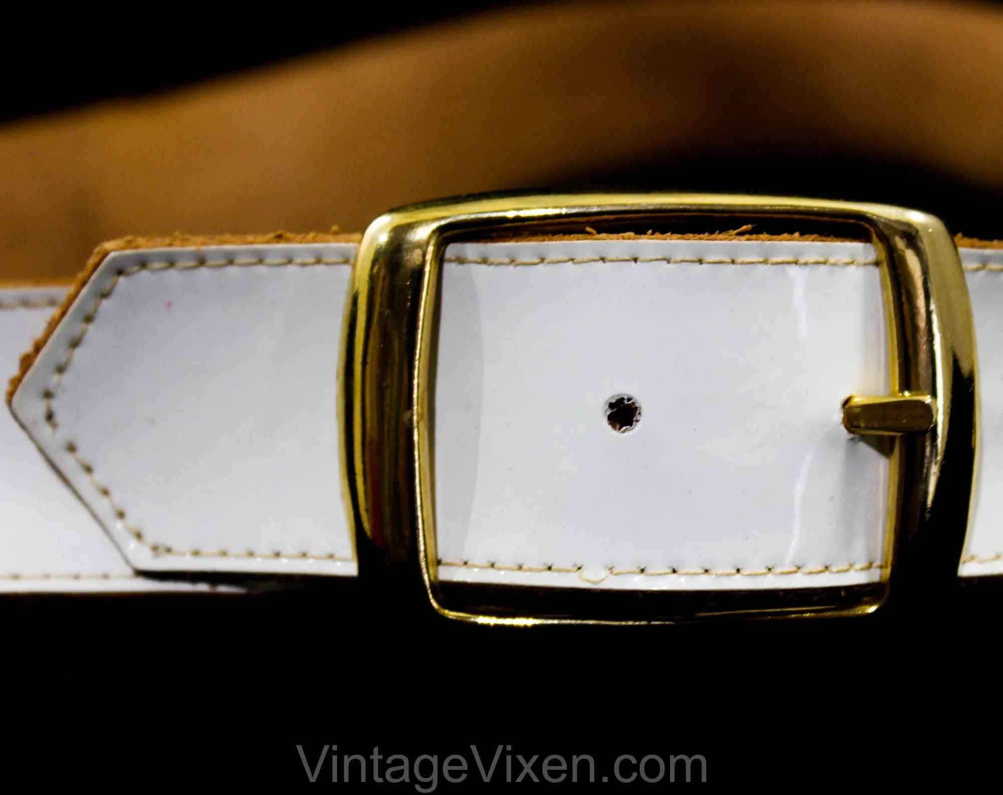 Size 10 1960s White Belt with Chain Accents - Glossy 60s Vinyl & Leather with Mod Metal Buckle - Brass Chainlink - Medium - Waist 28 to 30