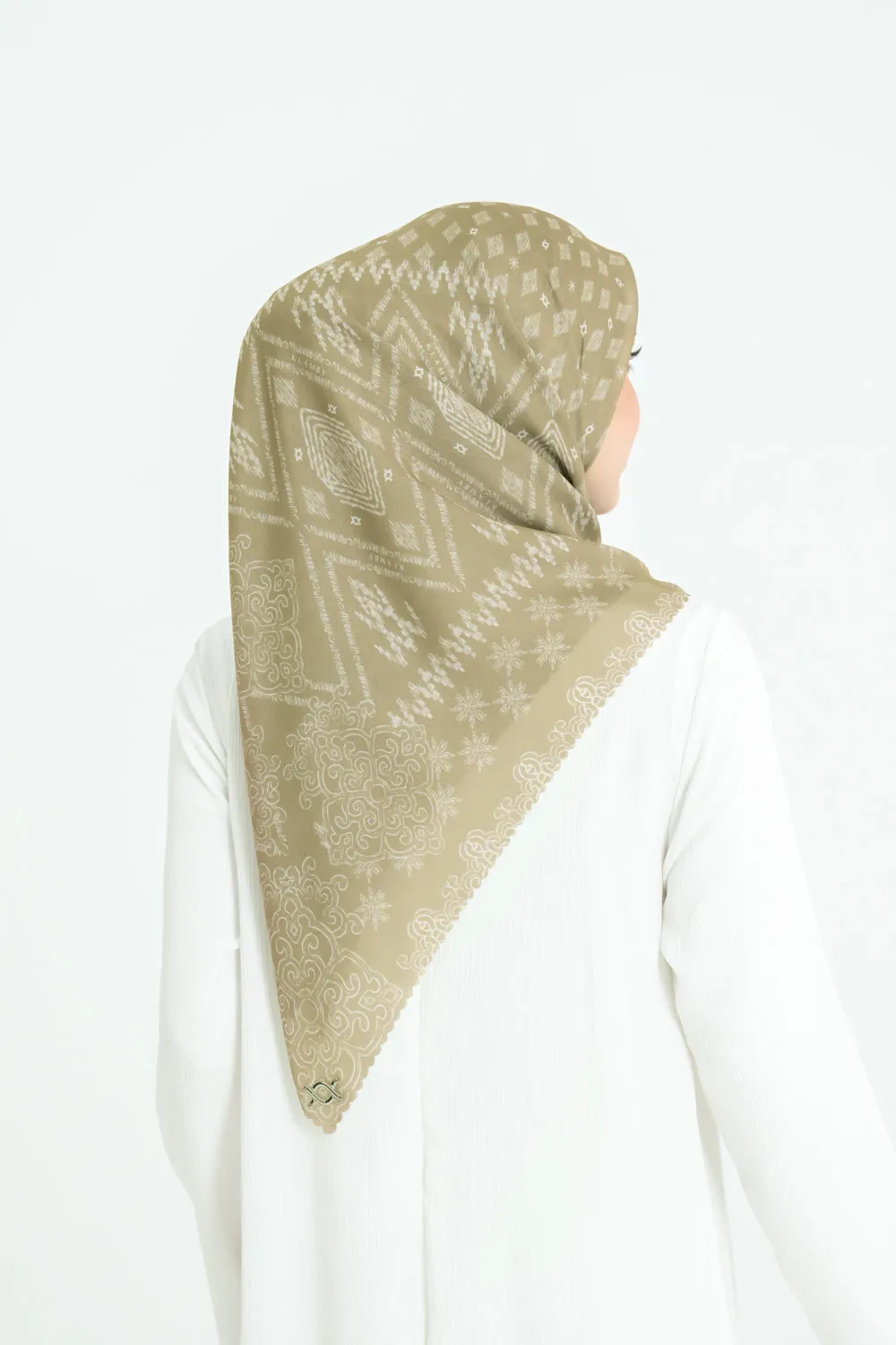 Tapis Scarf Extended Color Clam Shell